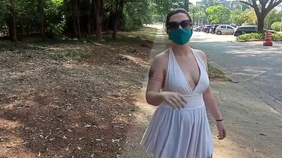 Opinber nekt: stúlka frá Rússlandi reynir að fara úr fötunum á götum Rio de Janeiro. Hún var næstum handtekin.